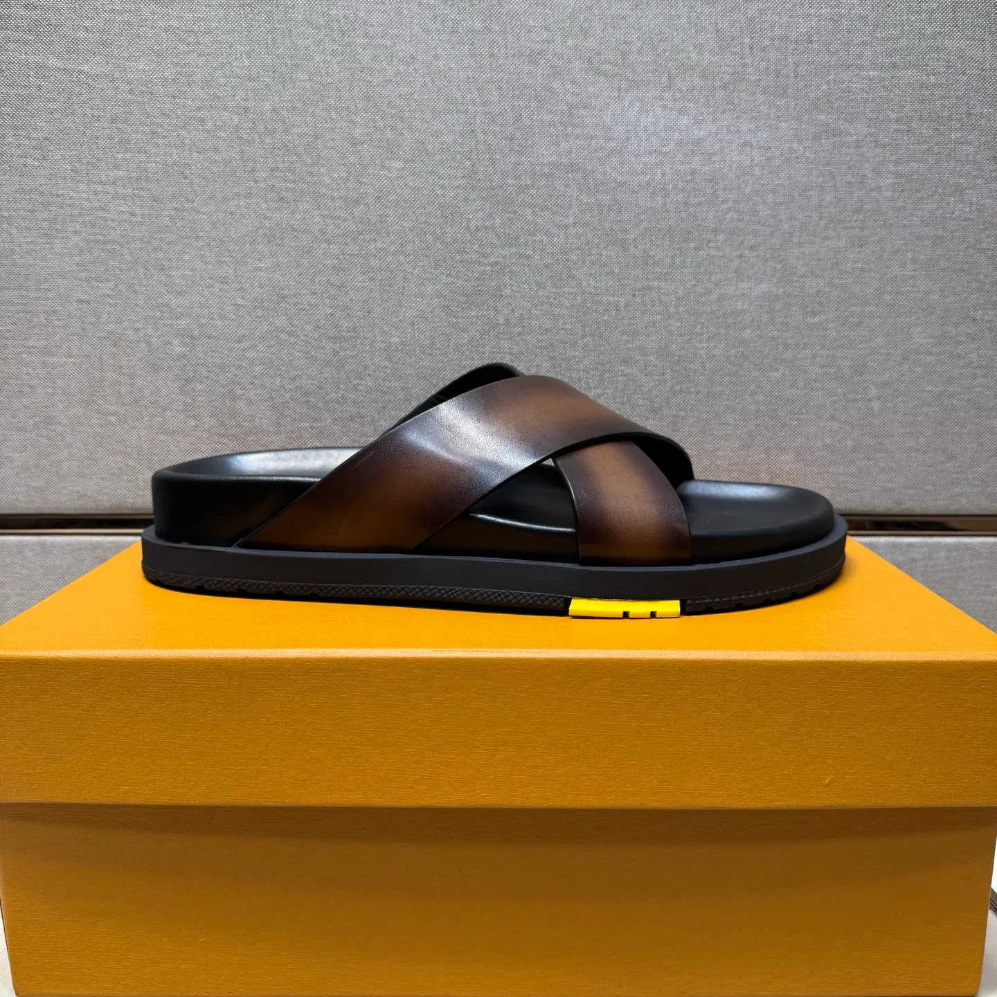 Men's men's shoes 💰pp420 [LV～] Men's casual slippers 2025z cabinet sales simultaneously 🔶Size: 38-44#️⃣ 🔷4 colors🔜The upper is made of cowhide stitching ➕Cowhide lining, comfortable and breathable, sole: original comfortable, wear-resistant and non-slip outsole, ⚠️Real 📱Photography🎬The real thing is better📢📢📢